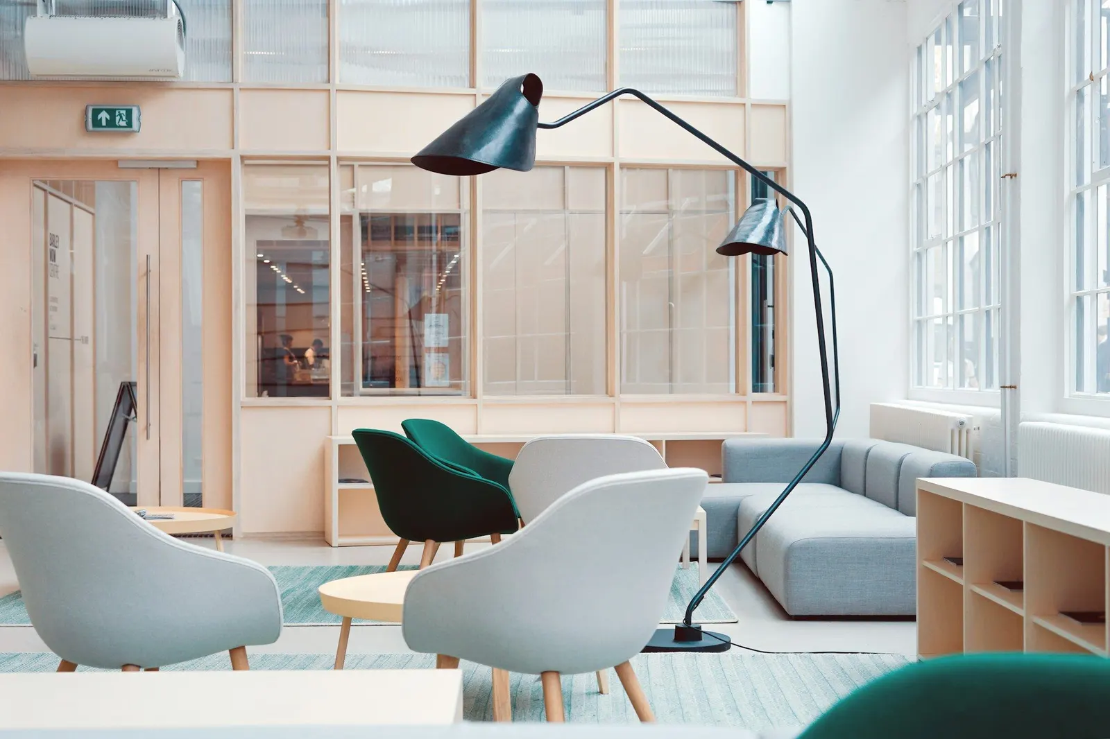 Kontor med designmøbler og store vinduer