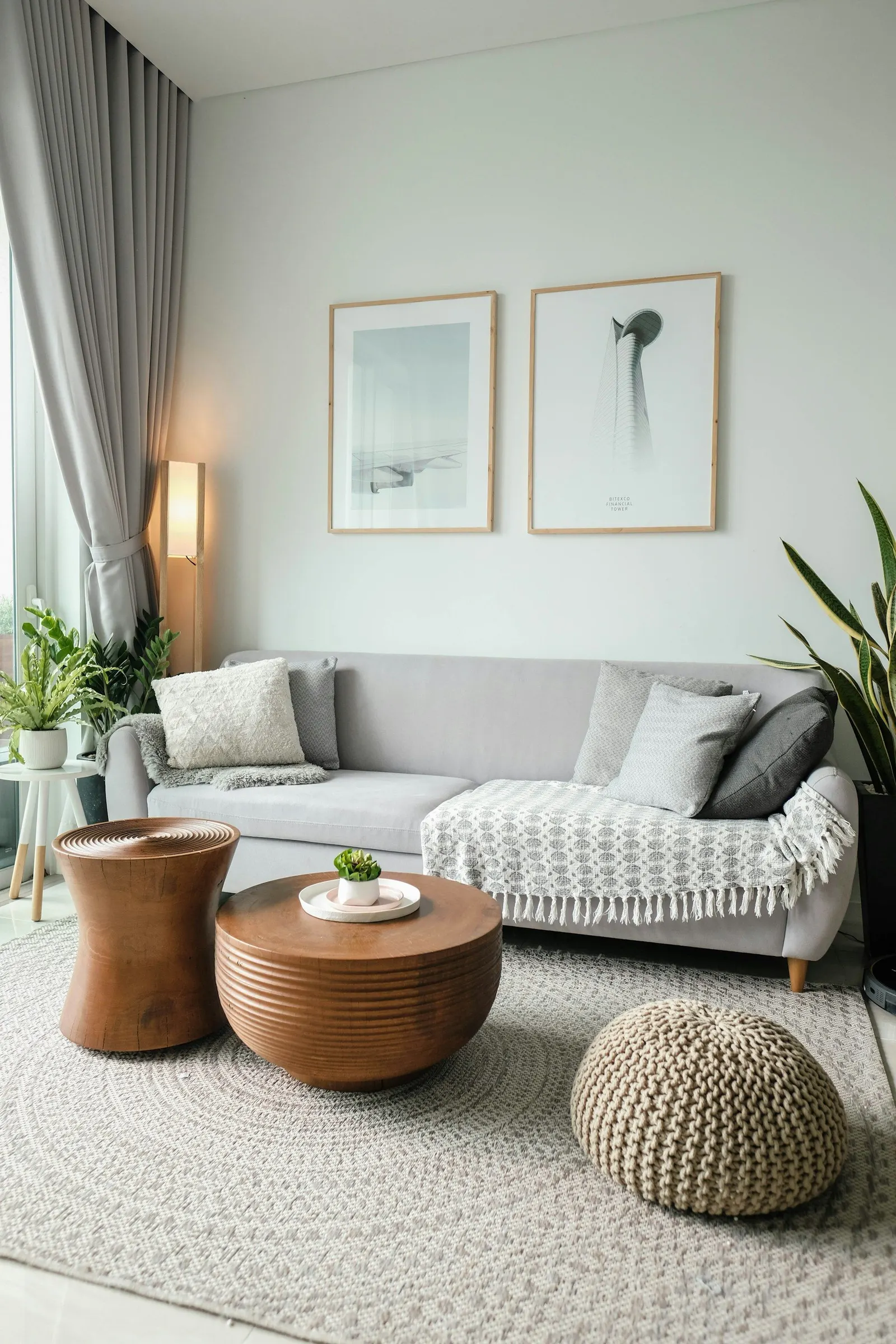Stue med grå sofa