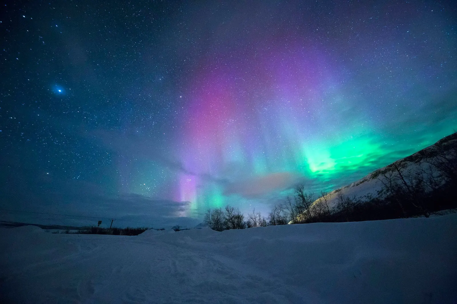 Nordlys over snødekte fjell